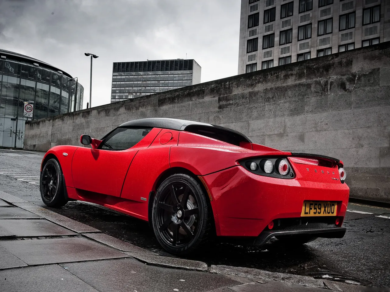 Tesla Roadster [UK] (2010) – zadní tříčtvrteční pohled