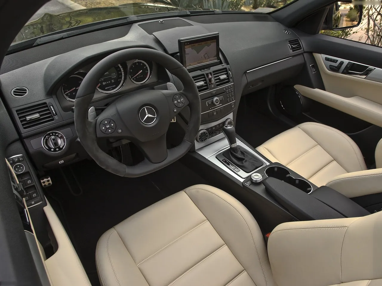 Mercedes-Benz C63 AMG (2008) - Interior