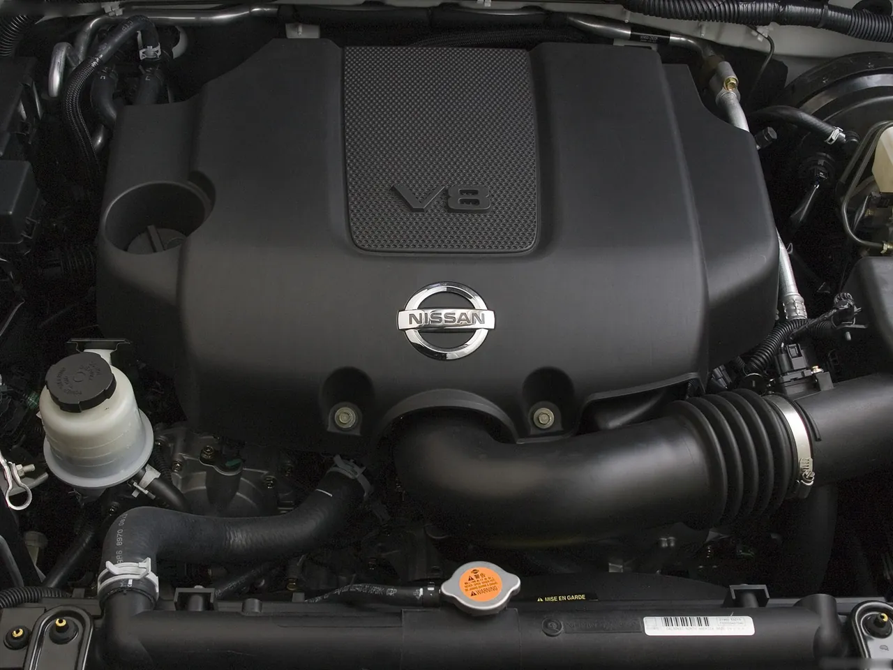 Nissan Pathfinder (2008) – motorový prostor
