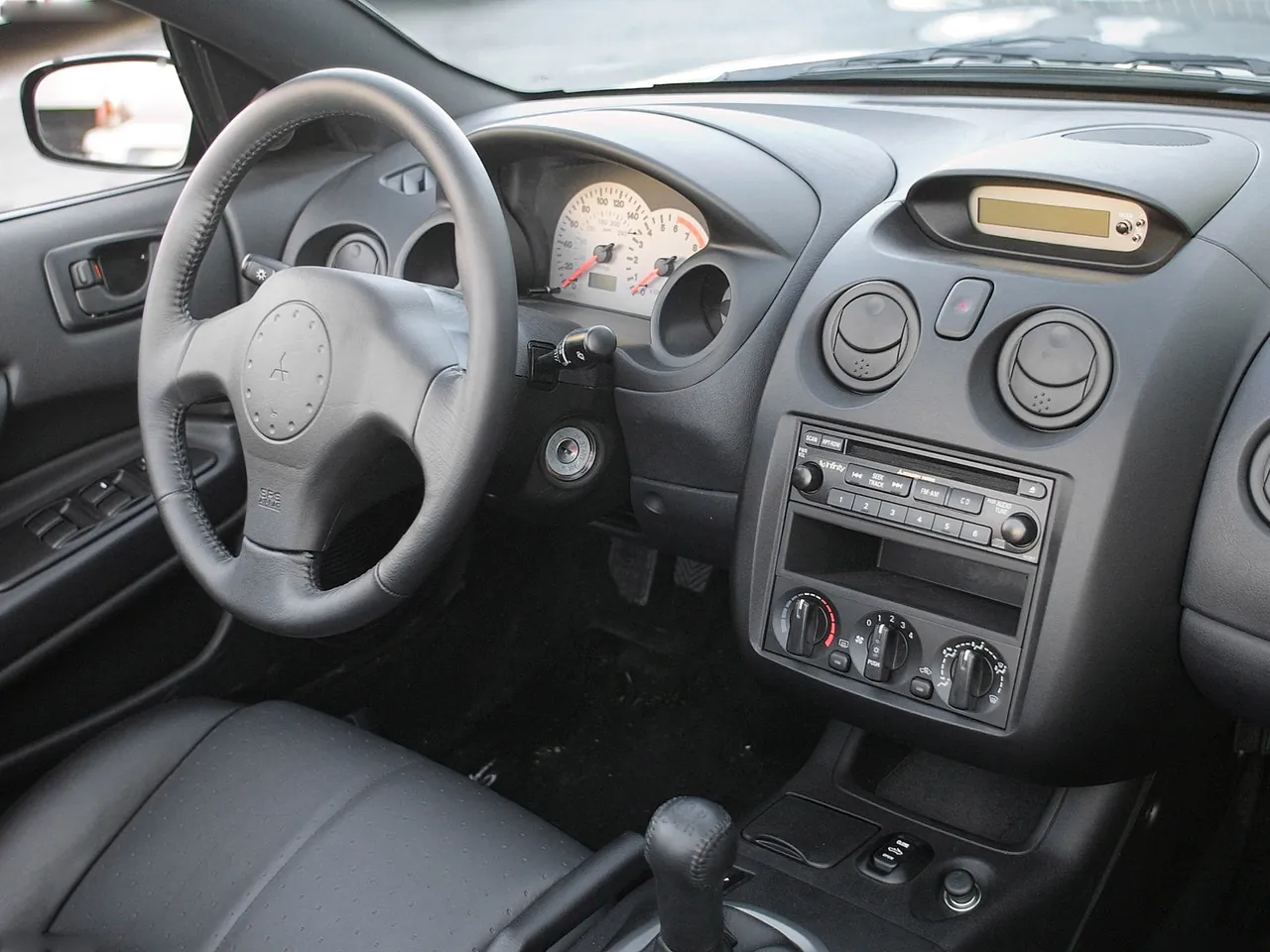 Mitsubishi Eclipse Spyder (2003) – interiér