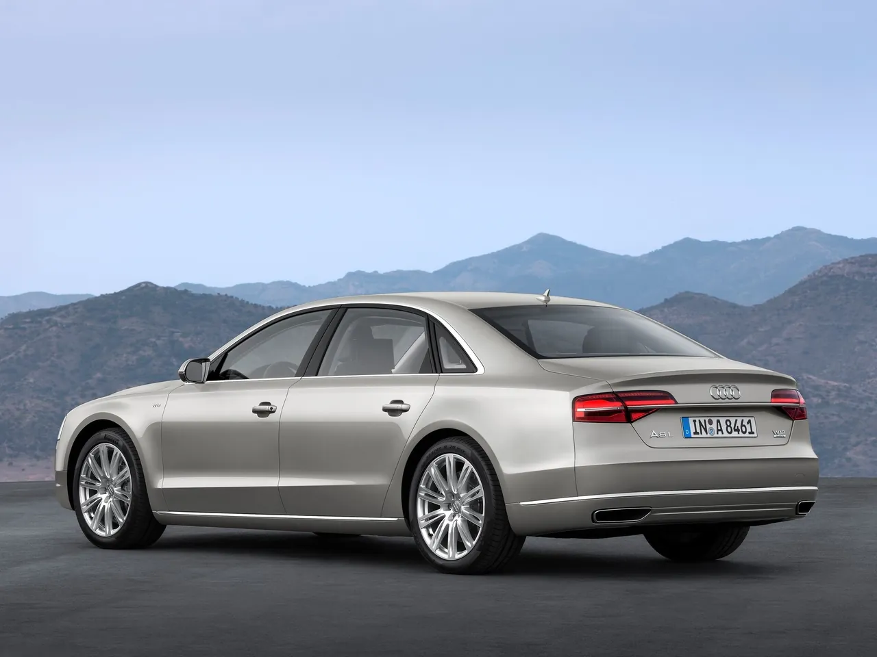 Audi A8L (2014) – zadní tříčtvrteční pohled