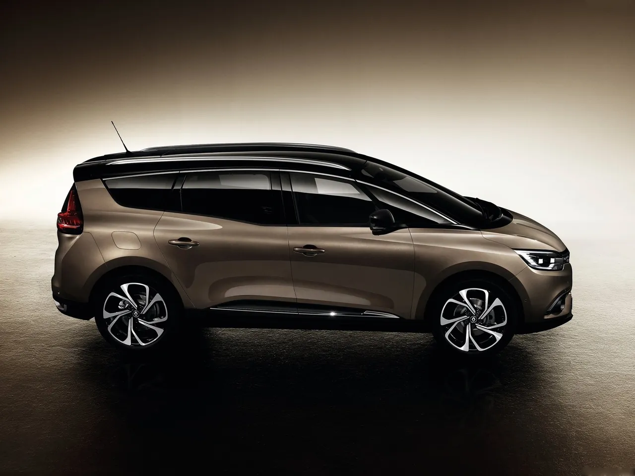 Renault Grand Scenic (2017) – boční profil