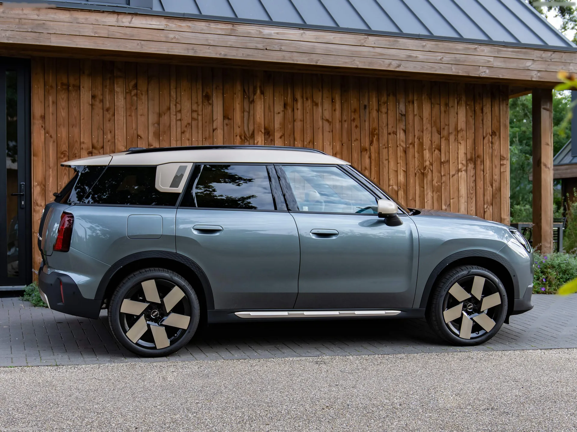 Mini Countryman C (2024) – boční profil