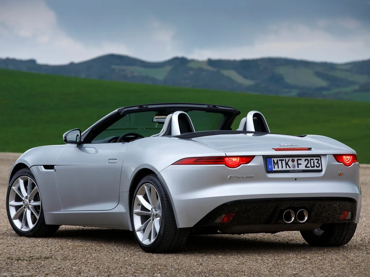 Jaguar F-Type V6 S (2014) – zadní tříčtvrteční pohled