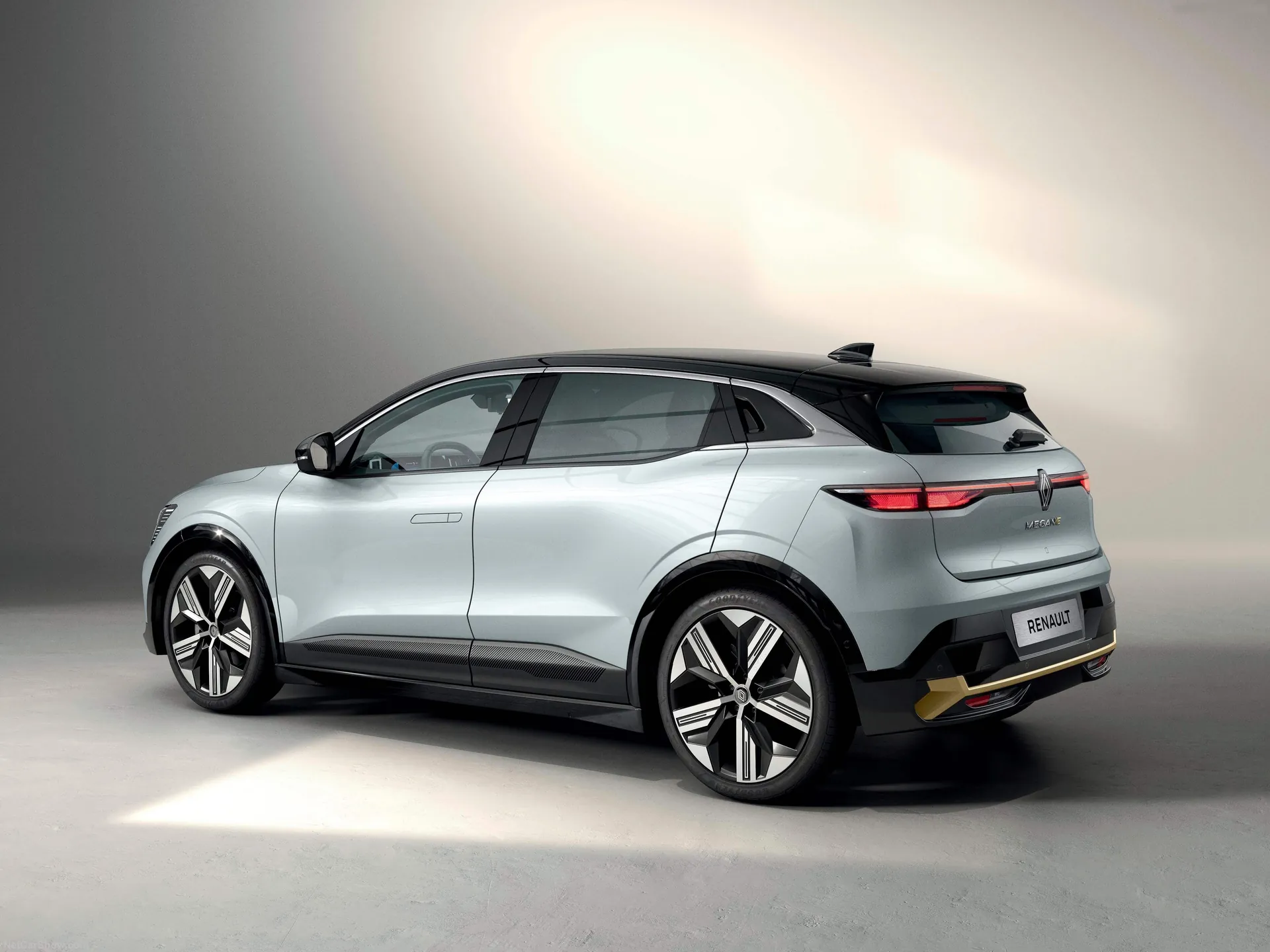 Renault Megane E-Tech (2022) – zadní tříčtvrteční pohled