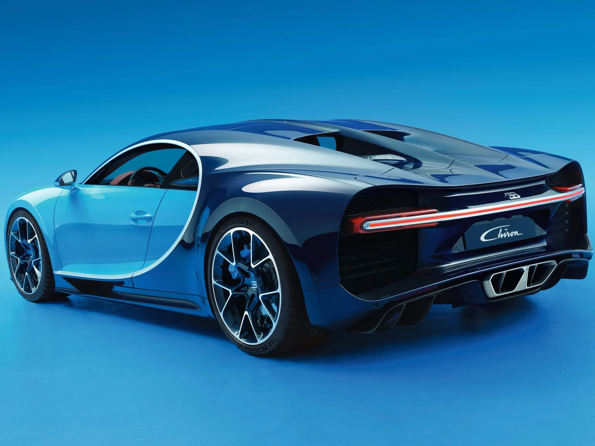 Bugatti Chiron (2017) – zadní tříčtvrteční pohled