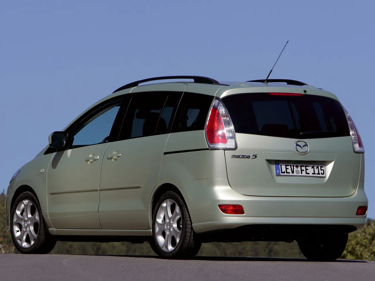 Mazda 5 (2008) – zadní tříčtvrteční pohled