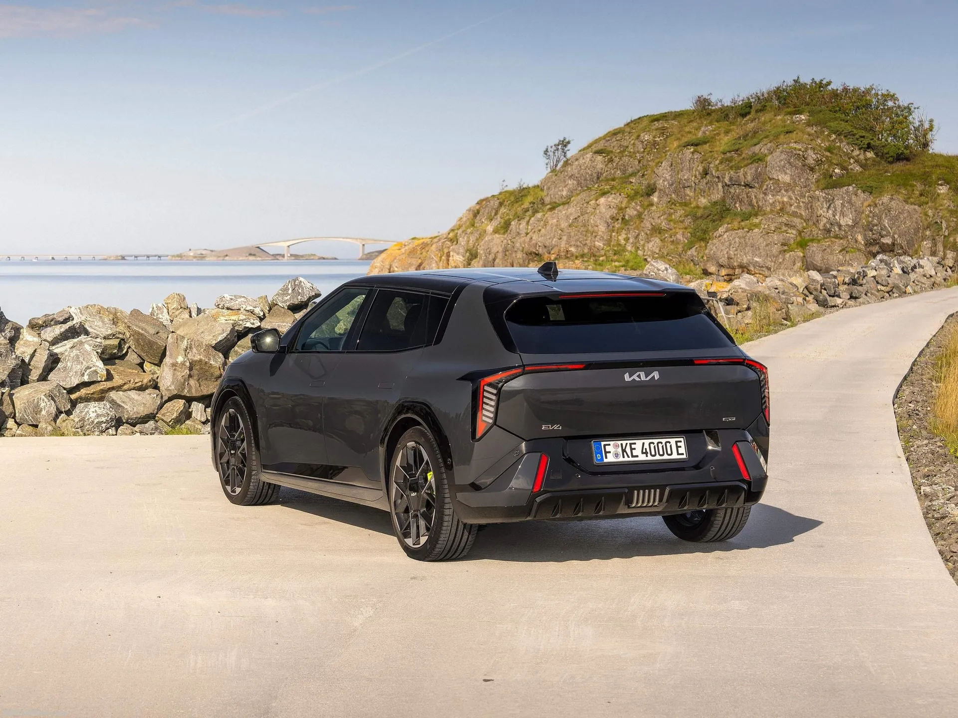 Kia EV4 GT Hatchback (2027) – zadní tříčtvrteční pohled