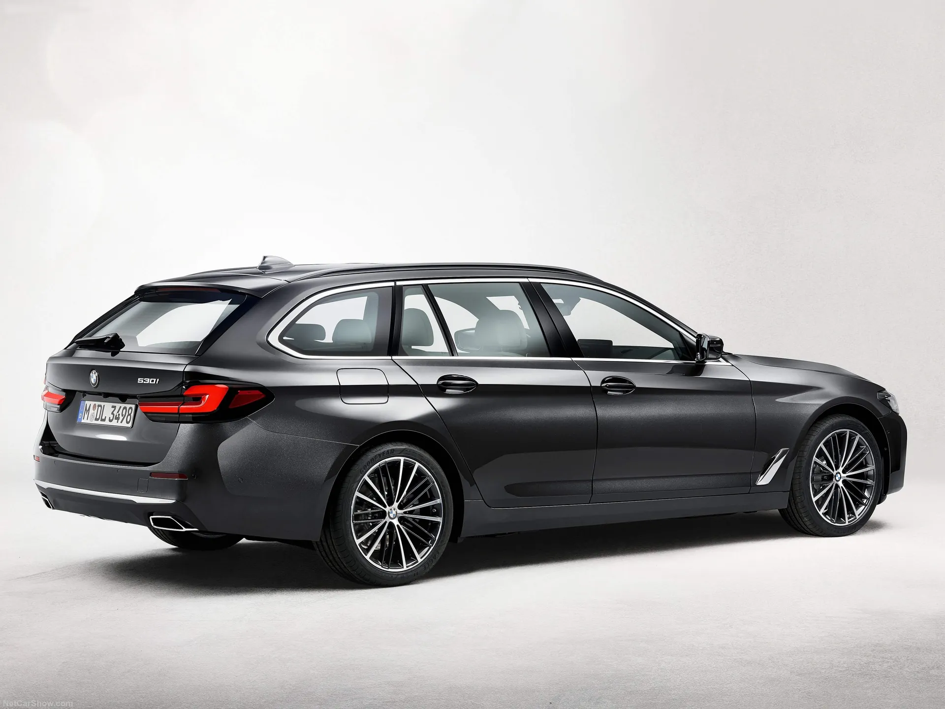 BMW 5-Series Touring (2021) – zadní tříčtvrteční pohled