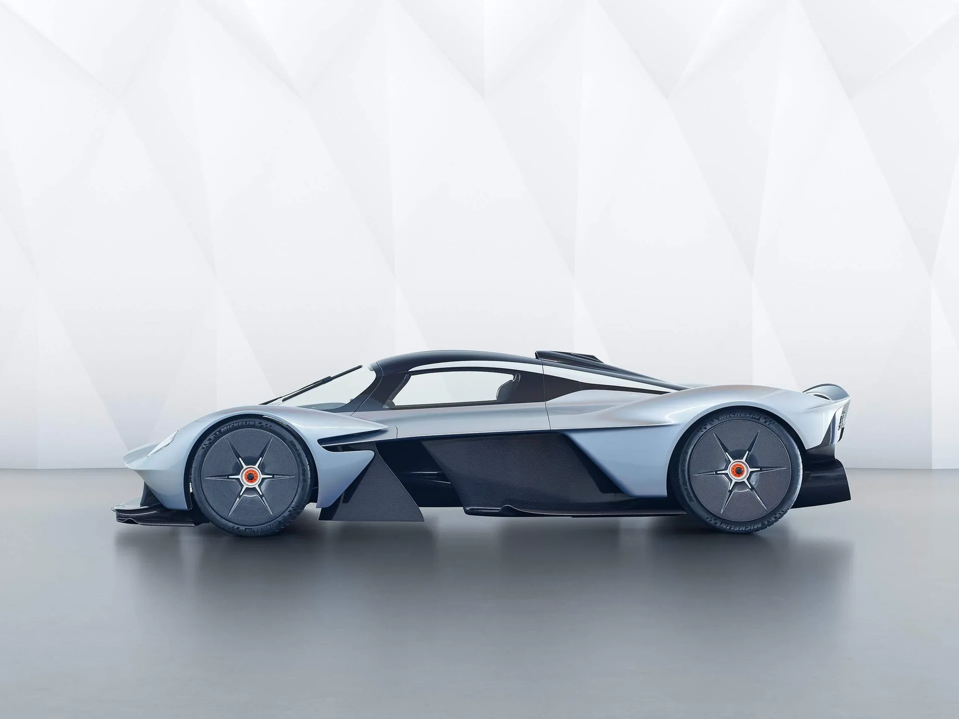 Aston Martin Valkyrie (2018) – boční profil