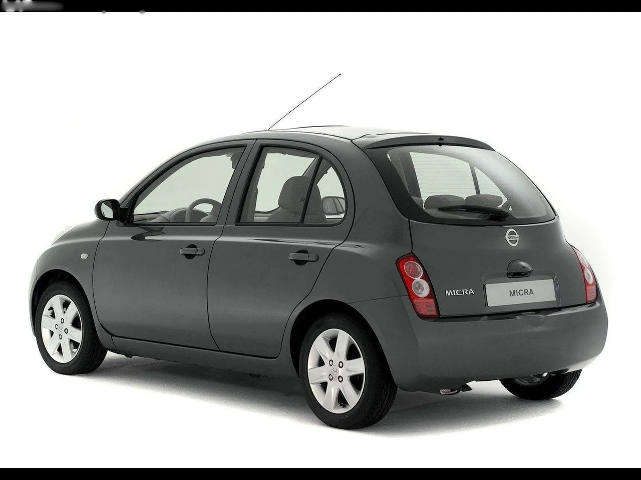 Nissan Micra (2002) – zadní tříčtvrteční pohled
