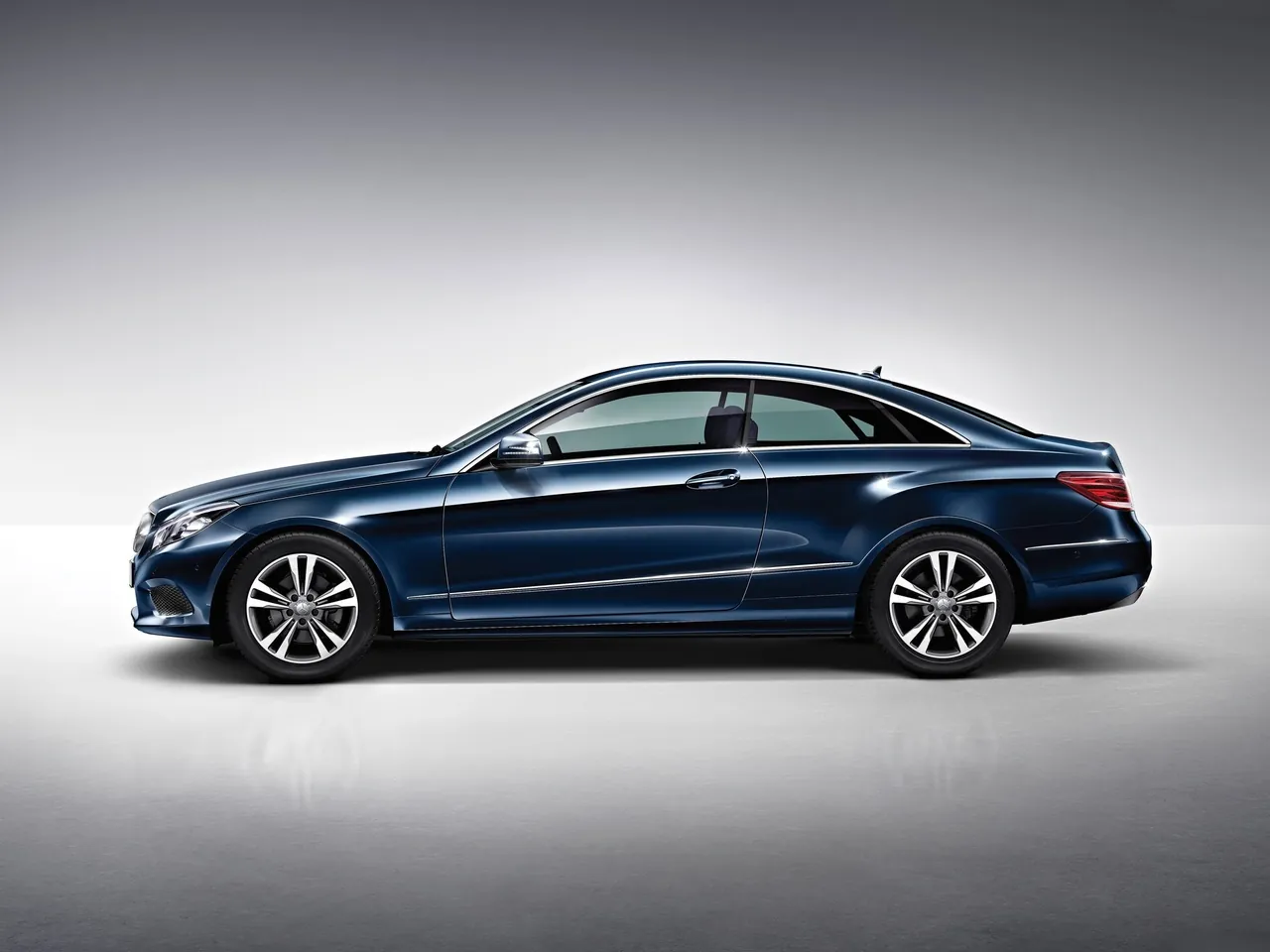 Mercedes-Benz E-Class Coupe (2014) – boční profil
