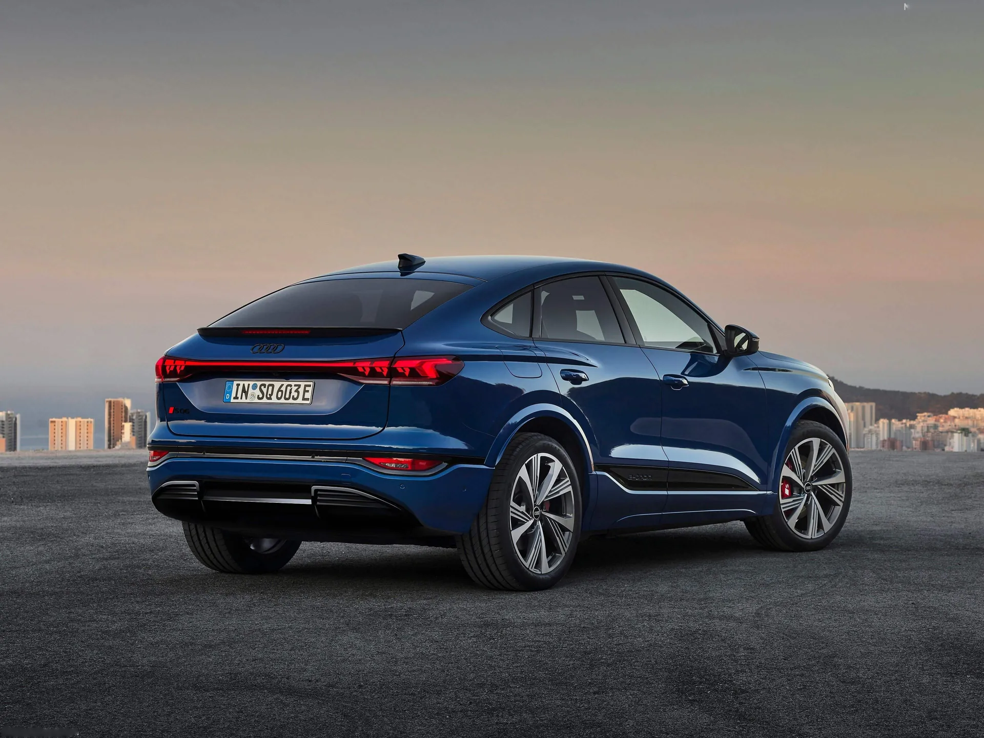 Audi SQ6 Sportback e-tron (2025) – zadní tříčtvrteční pohled