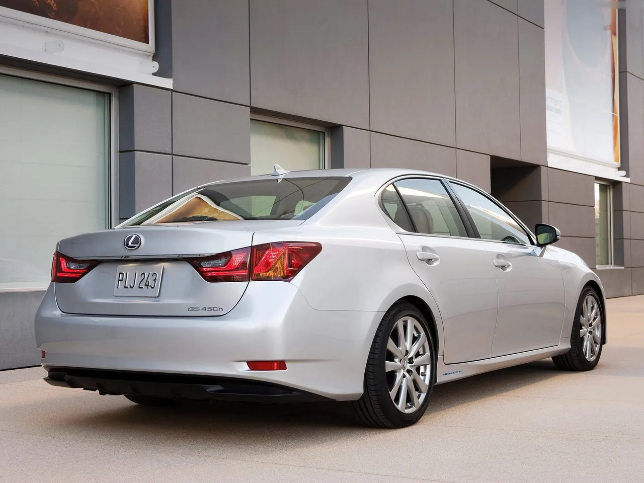 Lexus GS 450h (2013) – zadní tříčtvrteční pohled