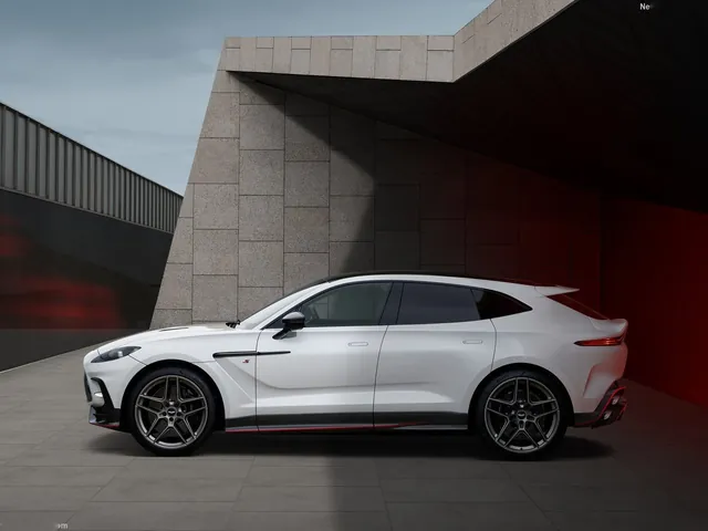 Aston Martin DBX S (2026)
