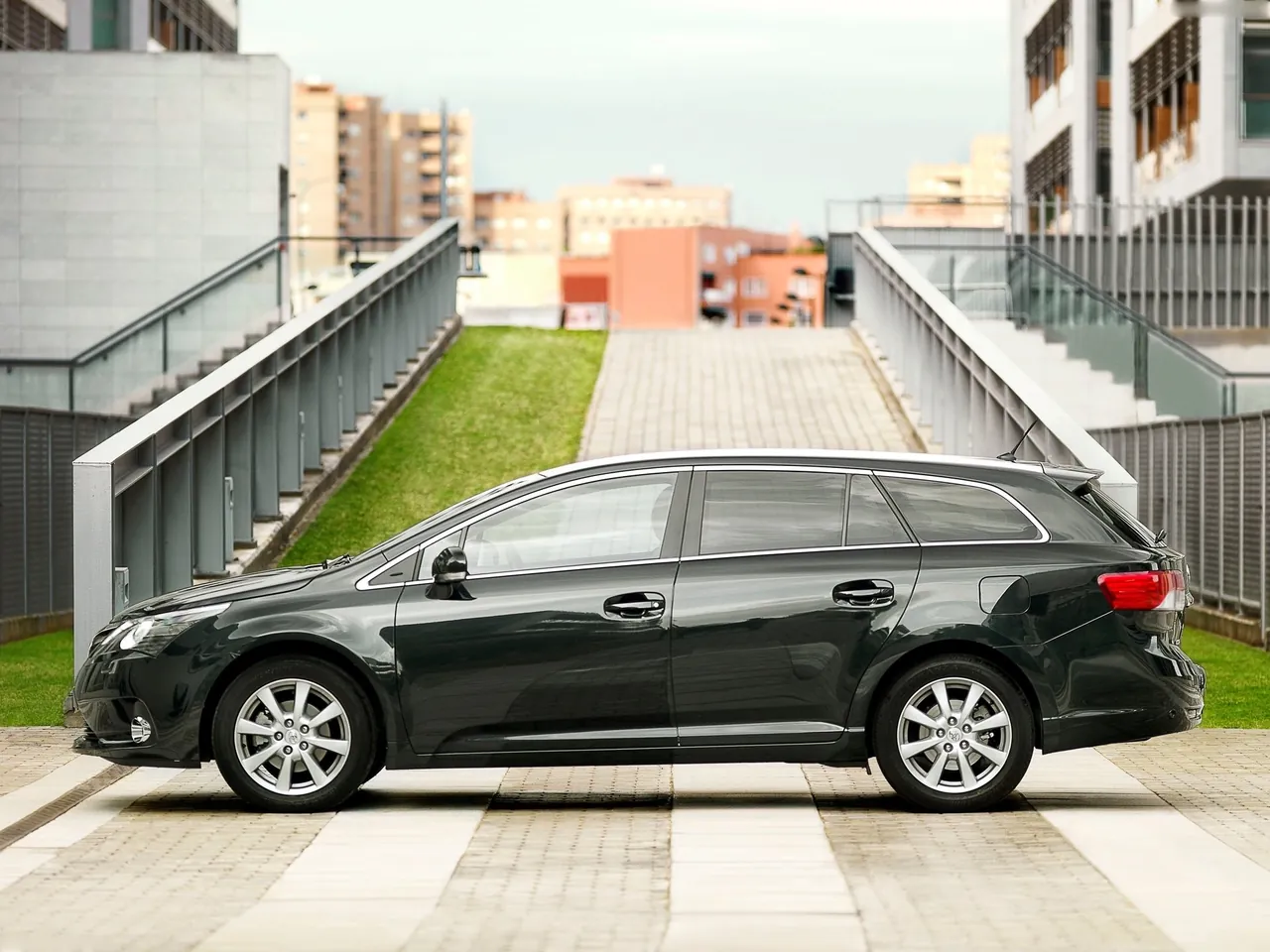 Toyota Avensis (2012) – boční profil