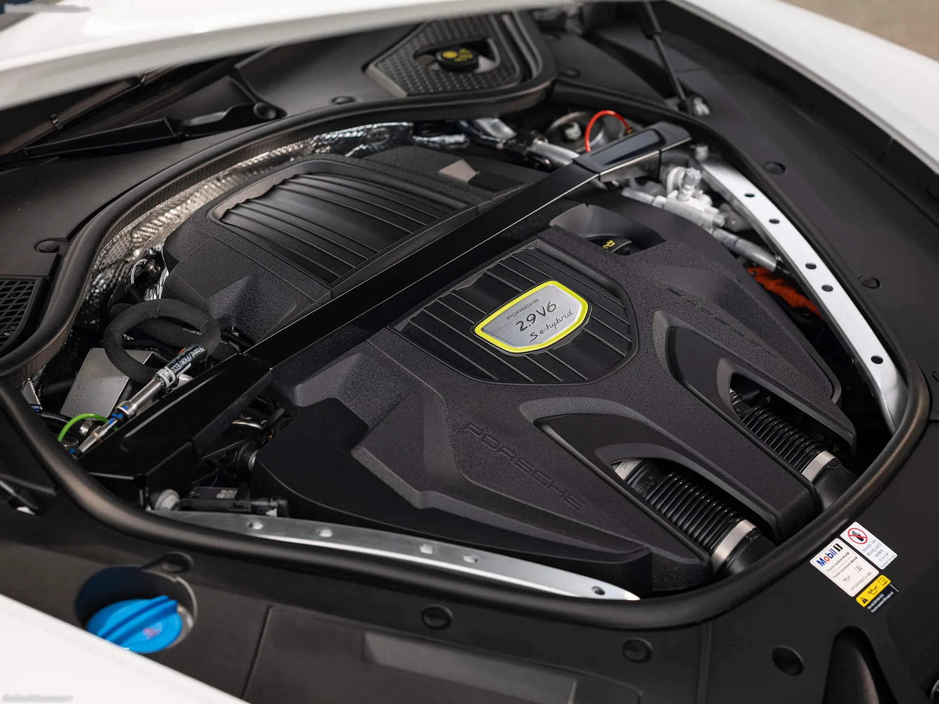Porsche Panamera 4S E-Hybrid Sport Turismo (2021) - Engine Bay