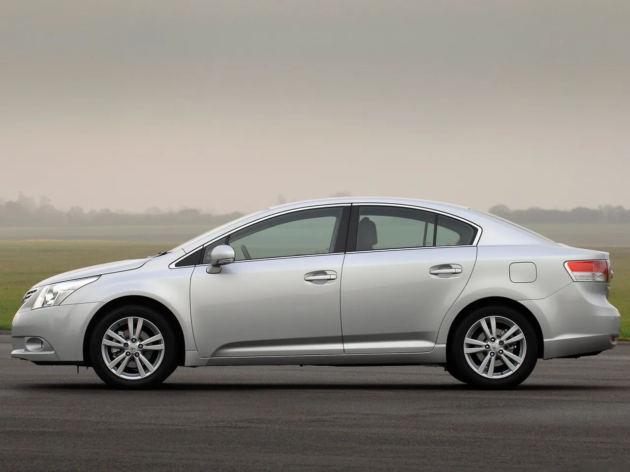 Toyota Avensis (2009) - Side Profile
