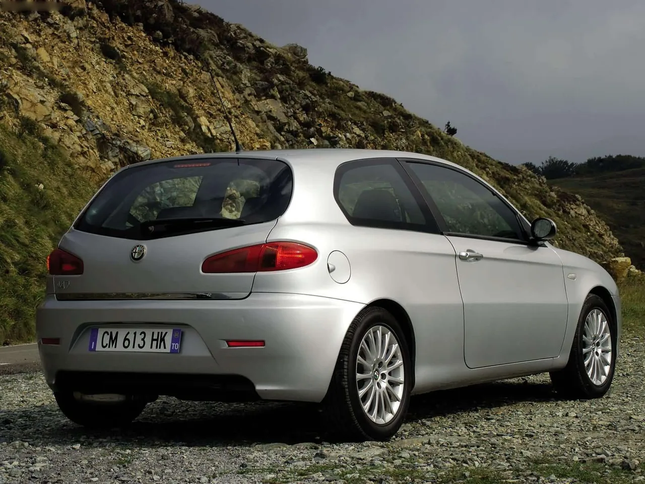 Alfa Romeo 147 3door (2004) – zadní tříčtvrteční pohled