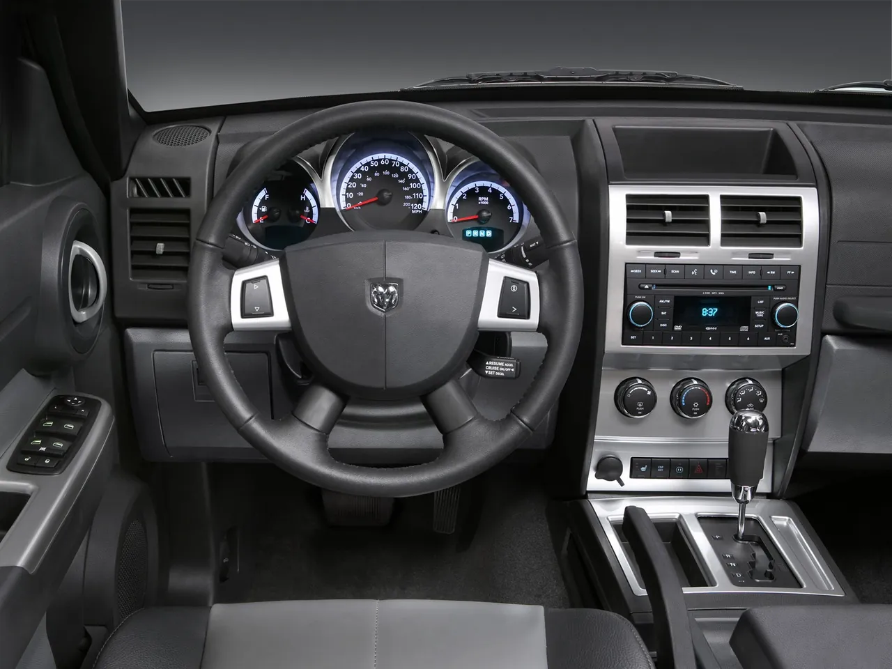 Dodge Nitro SLT (2007) – interiér