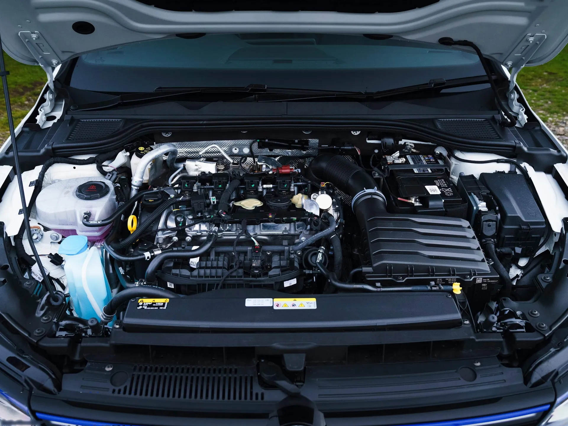 Volkswagen Golf R 20 Years [UK] (2022) - Engine Bay