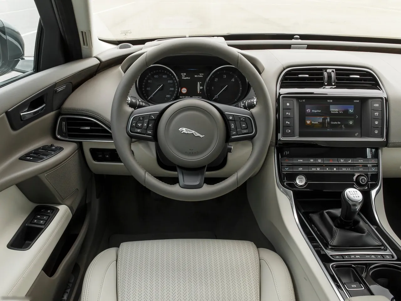 Jaguar XE (2016) – interiér