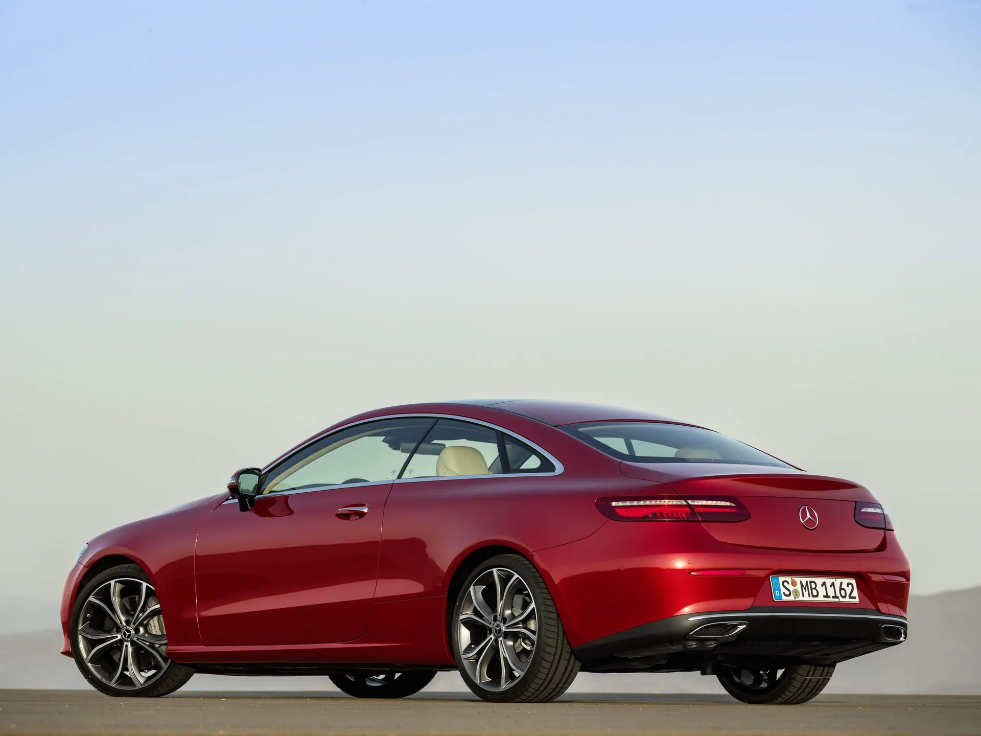Mercedes-Benz E-Class Coupe (2017) – zadní tříčtvrteční pohled