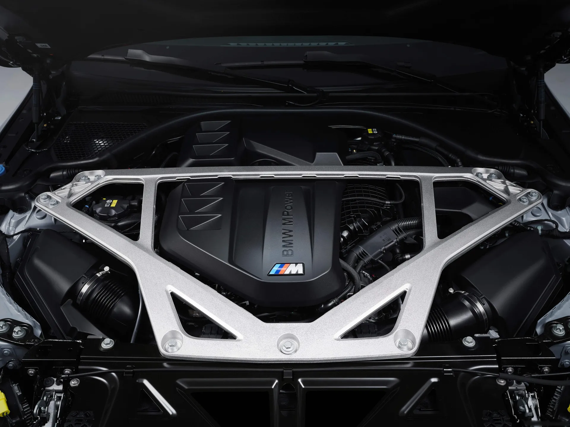 BMW M4 CSL (2023) – motorový prostor