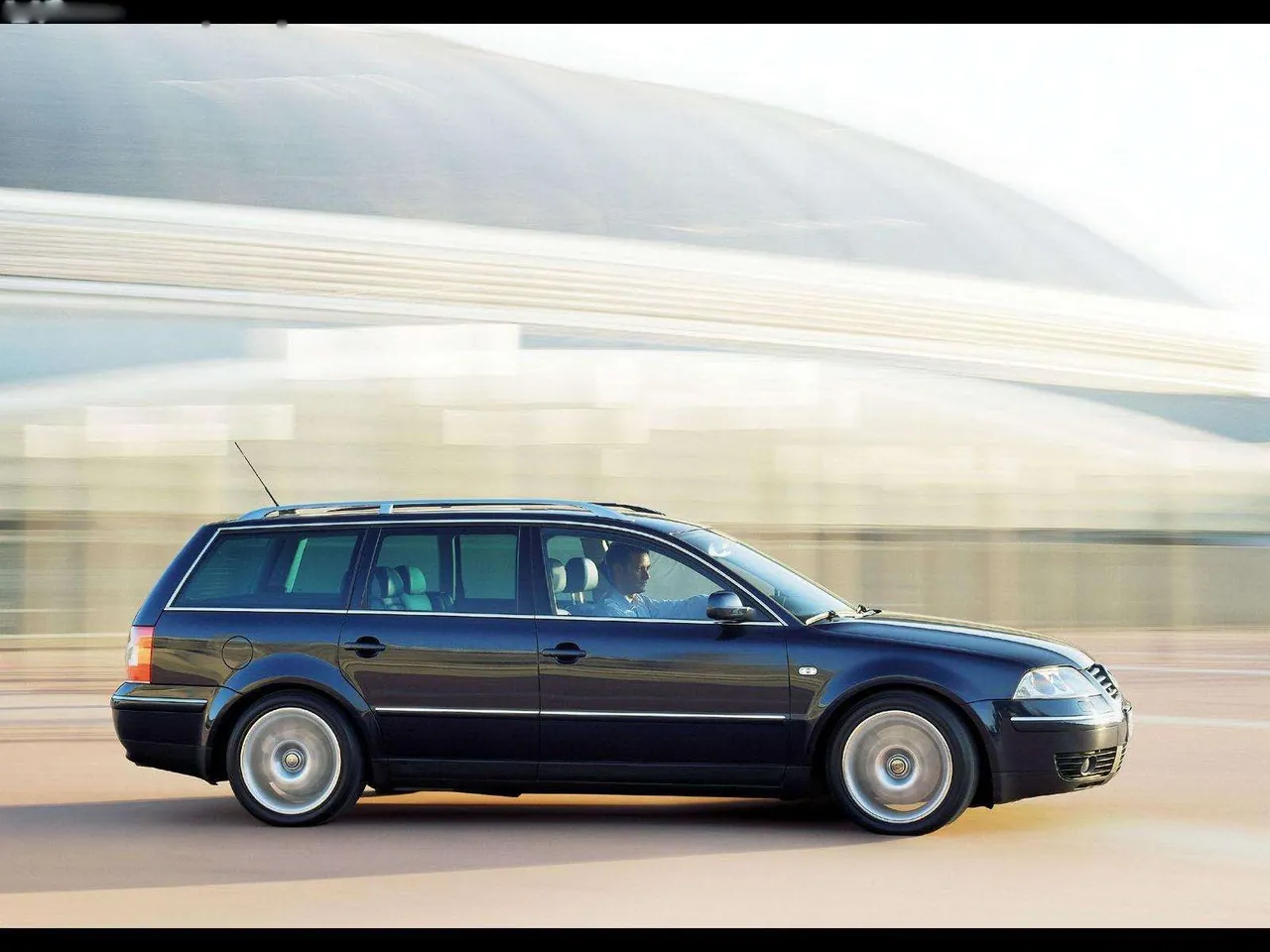 Volkswagen Passat W8 Variant (2001) – boční profil