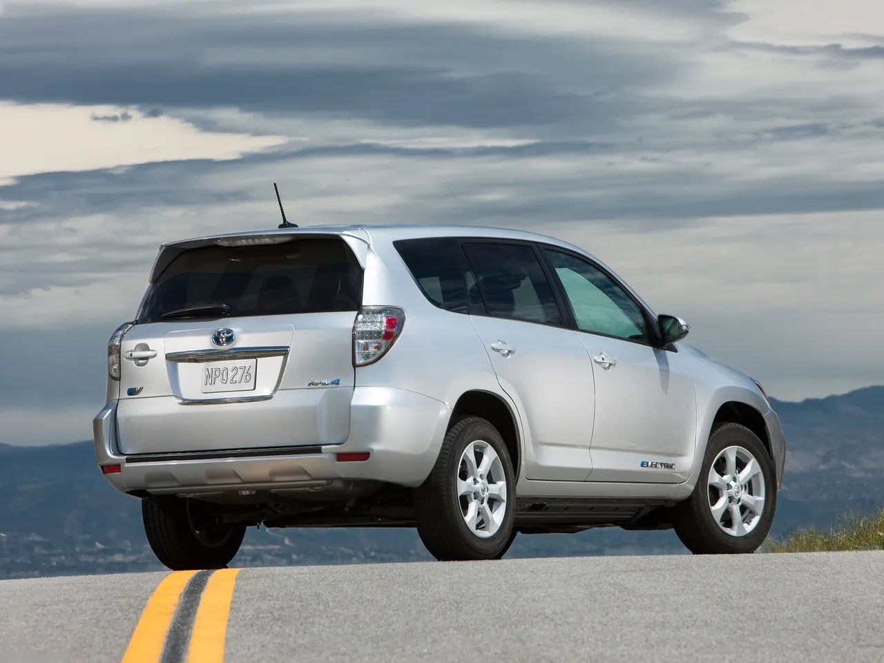 Toyota RAV4 EV (2013) – zadní tříčtvrteční pohled