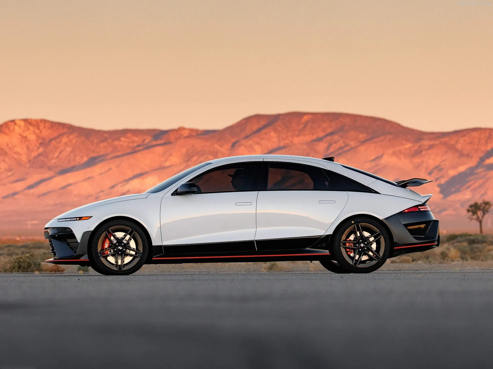 Hyundai Ioniq 6 N (2026) – boční profil