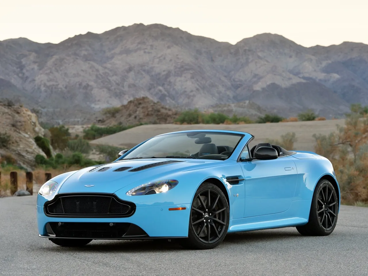 Aston Martin V12 Vantage S Roadster (2015) - Front Three-Quarter