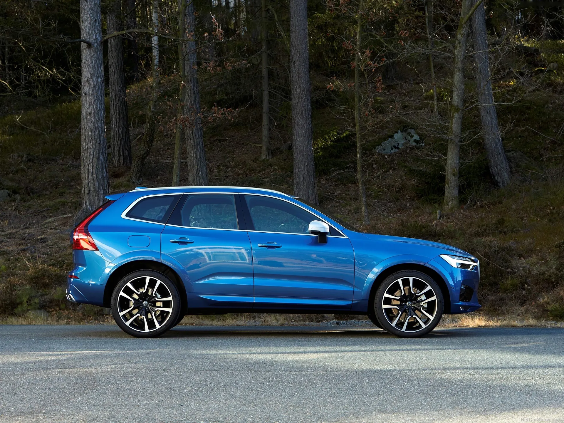 Volvo XC60 (2018) – boční profil