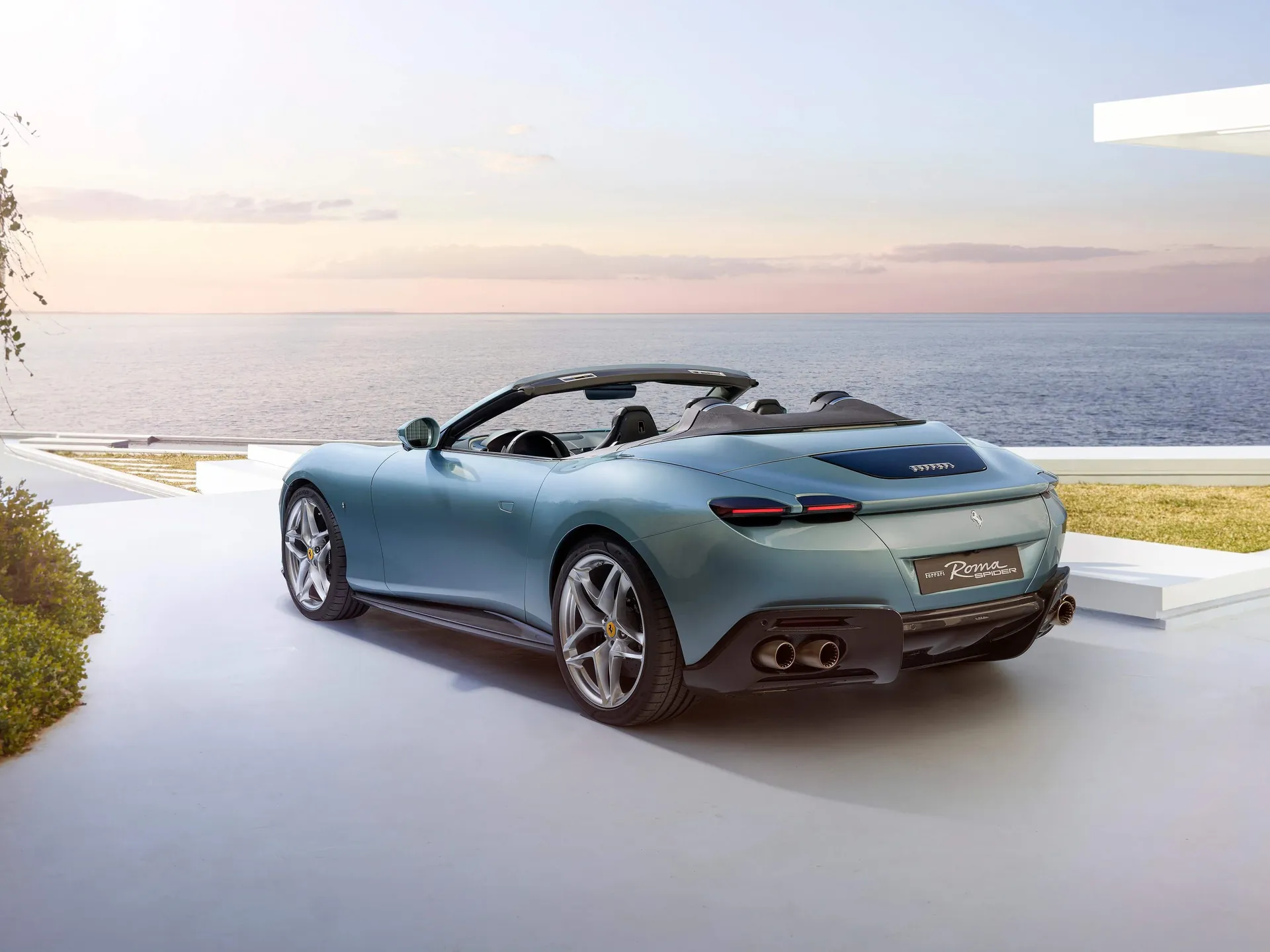 Ferrari Roma Spider (2024) – zadní tříčtvrteční pohled