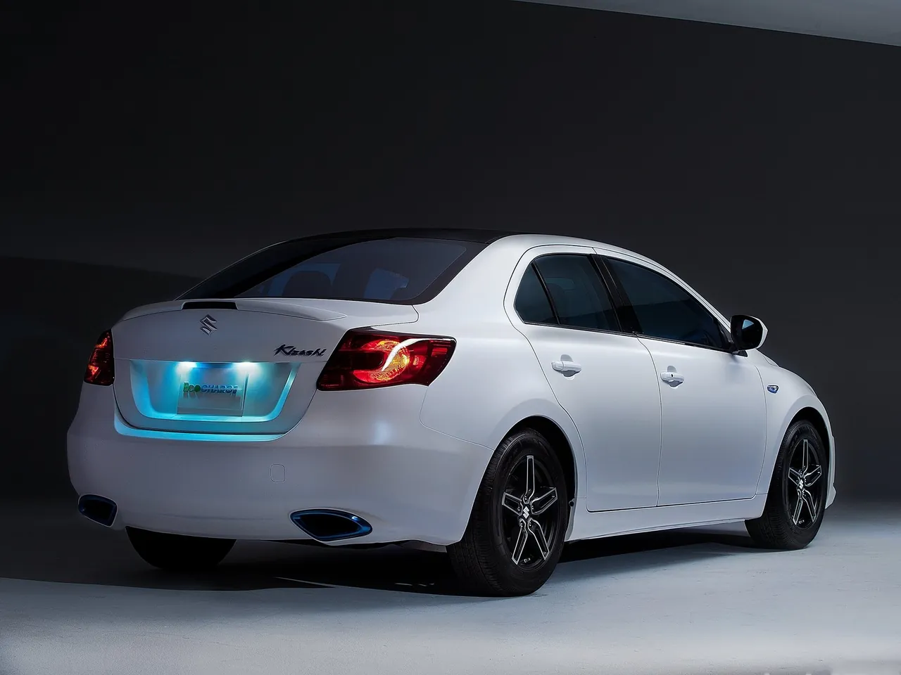 Suzuki Kizashi EcoCharge Concept (2011) – zadní tříčtvrteční pohled