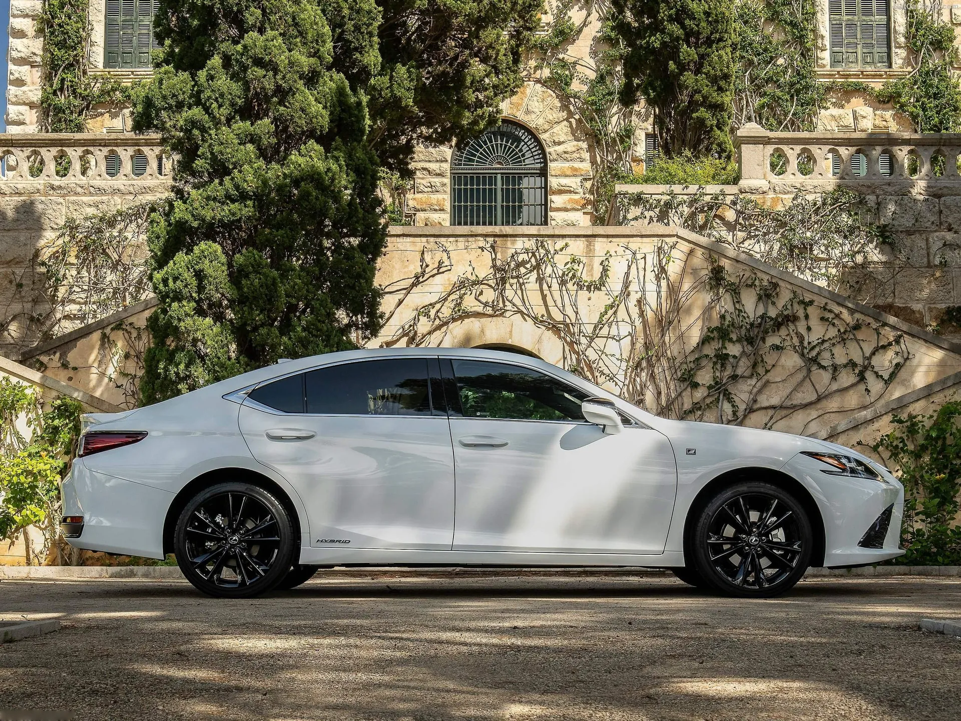 Lexus ES 300h [EU] (2022) – boční profil