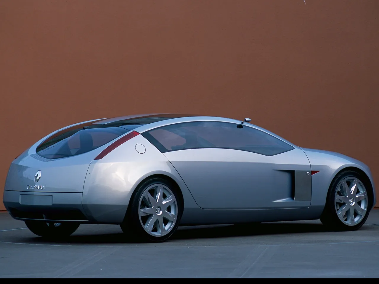 Renault Talisman Concept (2001) – zadní tříčtvrteční pohled