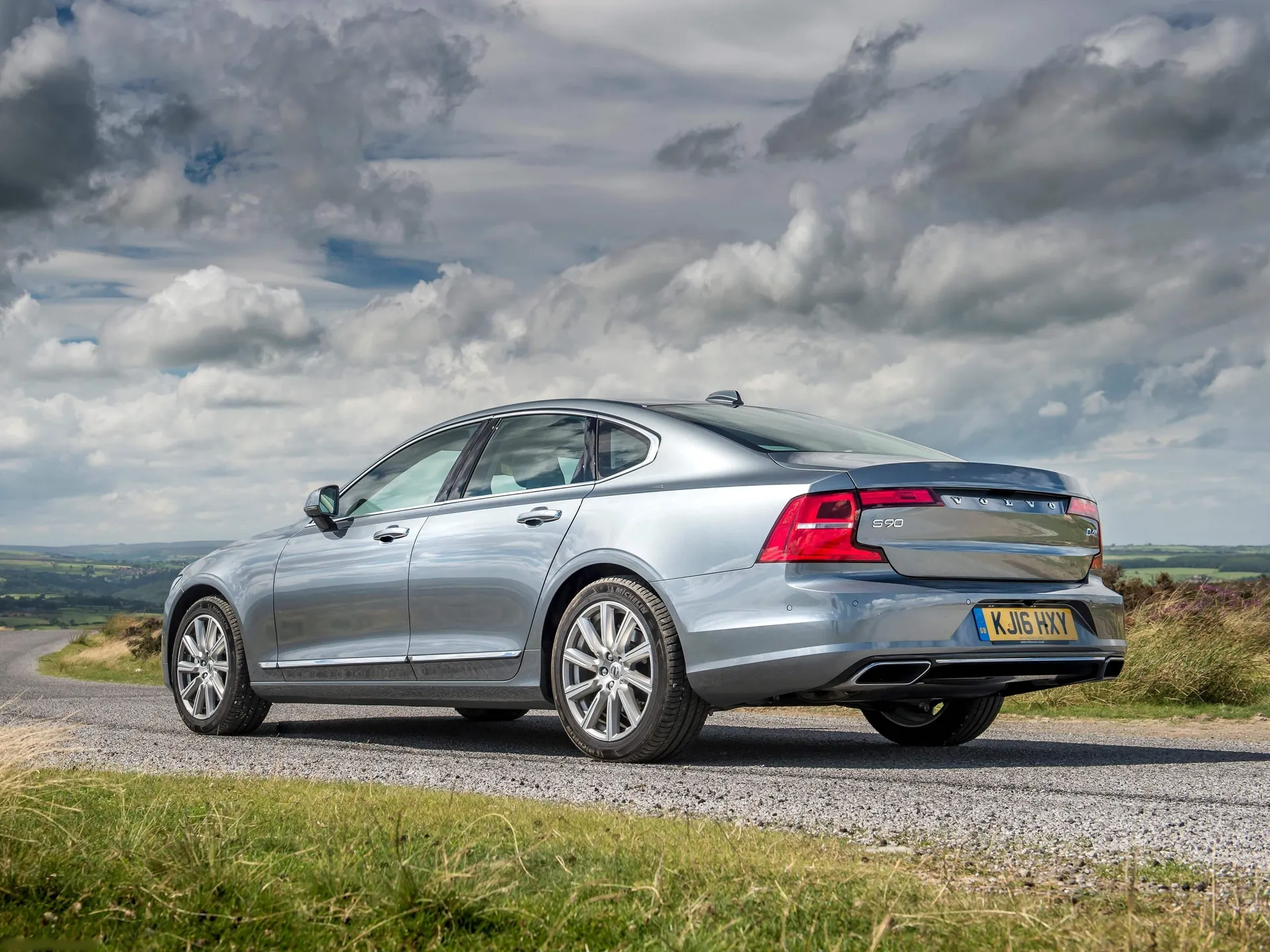 Volvo S90 (2017) – zadní tříčtvrteční pohled