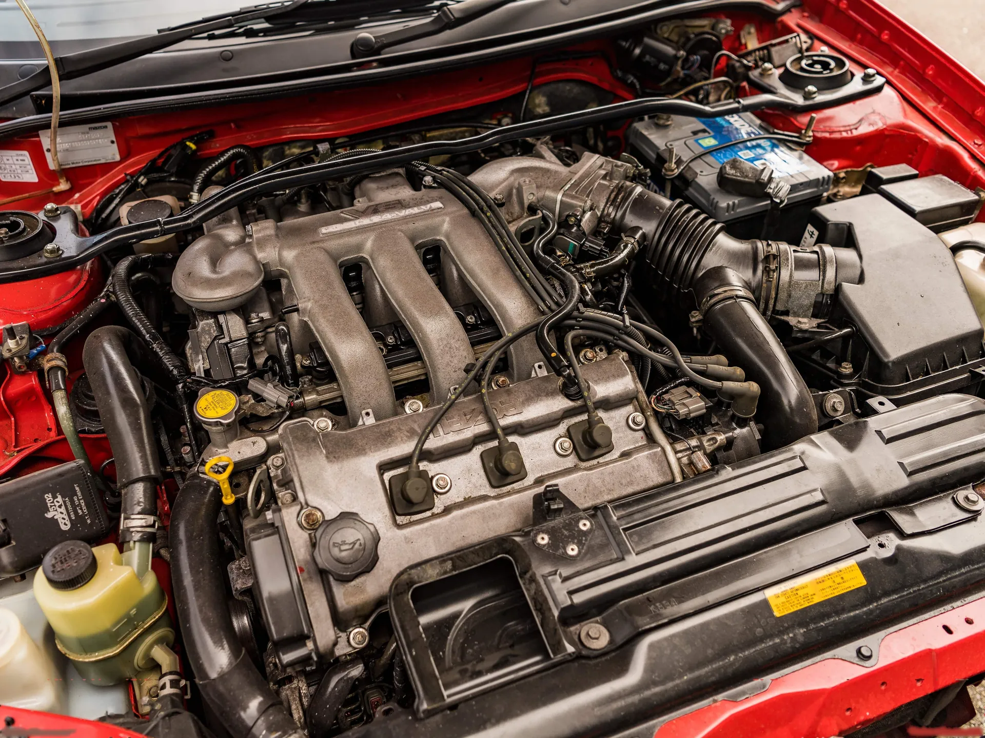 Mazda MX-3 (1994) – motorový prostor
