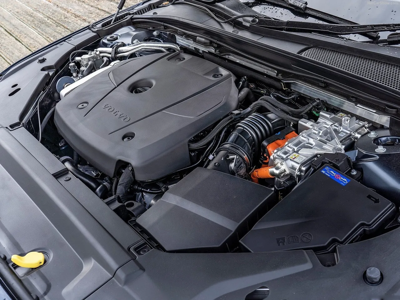 Volvo V90 (2020) – motorový prostor