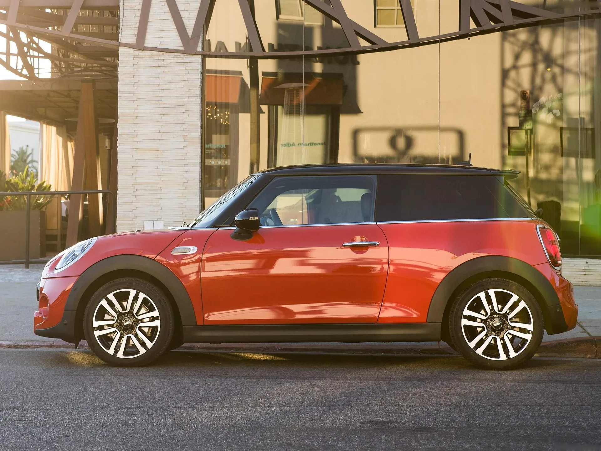Mini Cooper S (2019) – boční profil