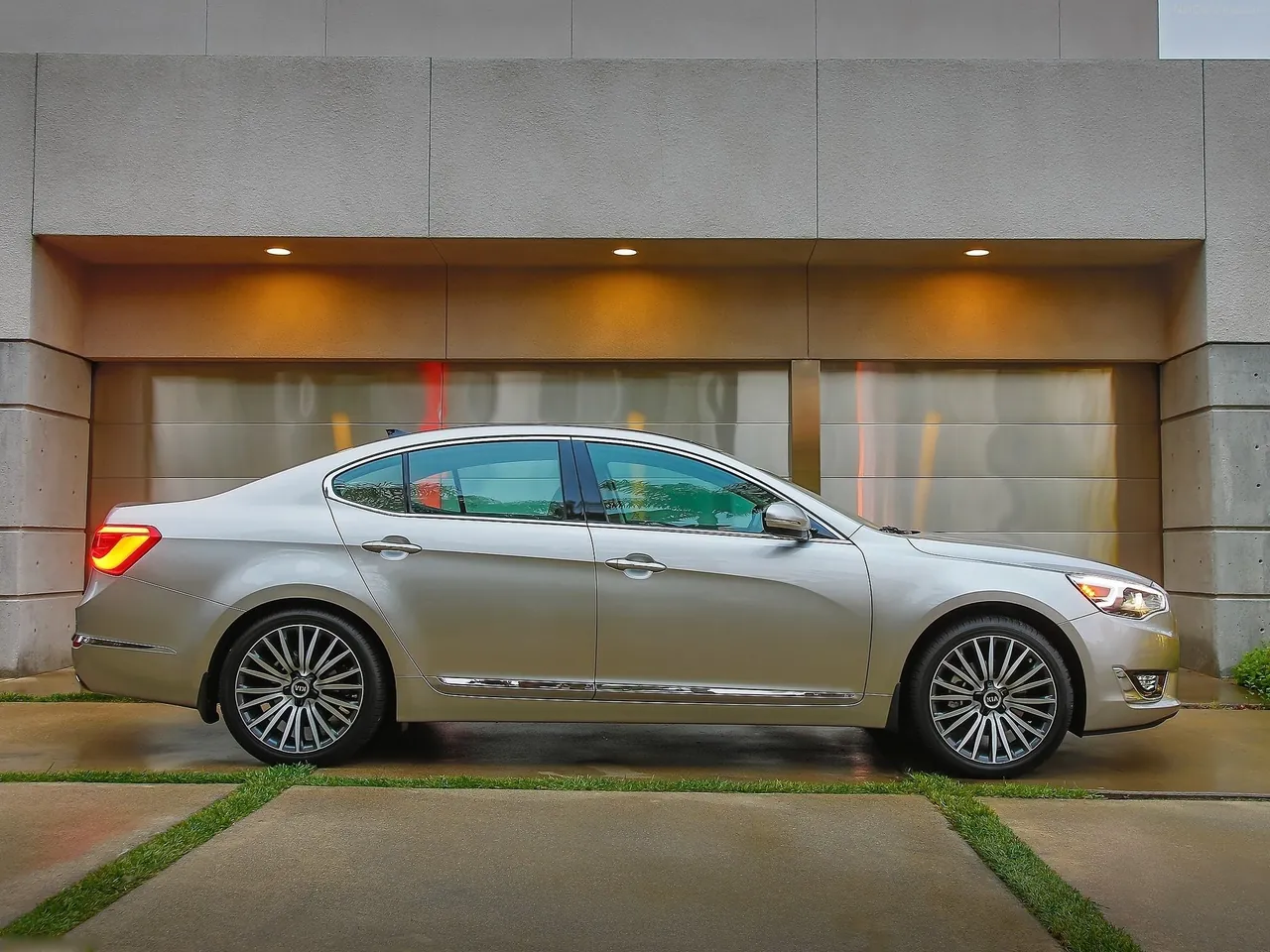 Kia Cadenza (2014) – boční profil