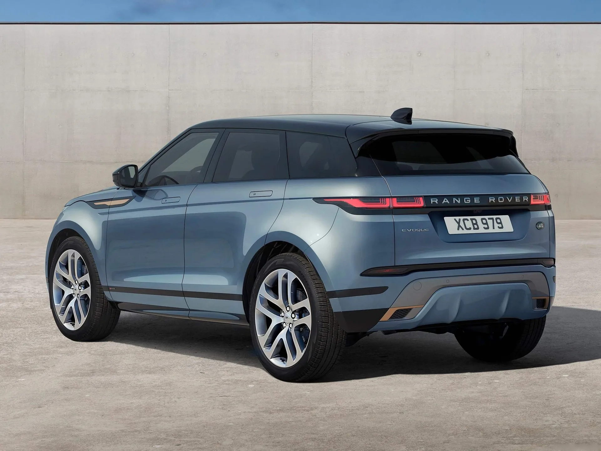 Land Rover Range Rover Evoque (2020) - Rear Three-Quarter
