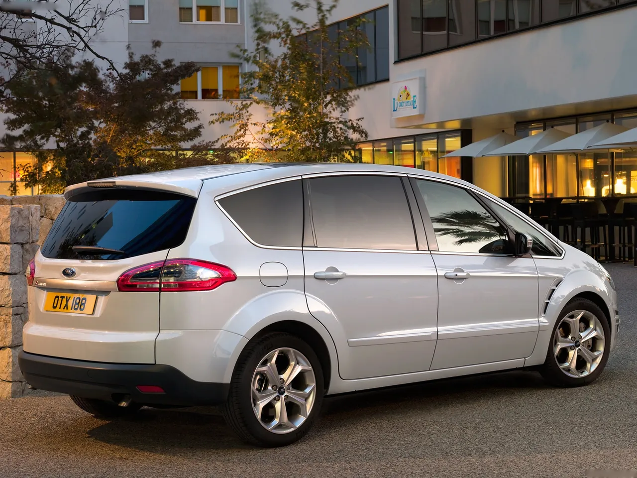 Ford S-MAX (2011) – zadní tříčtvrteční pohled