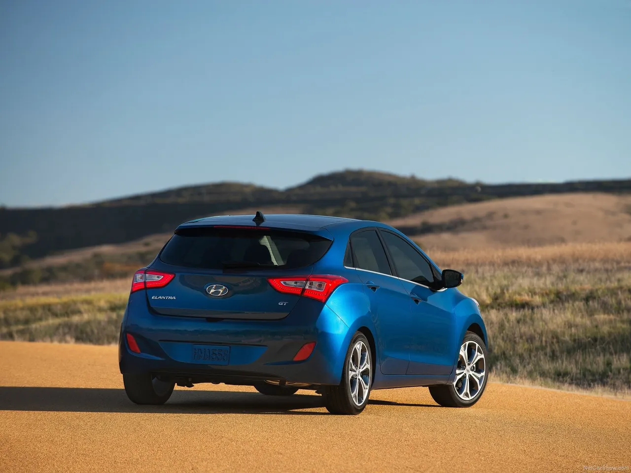 Hyundai Elantra GT (2014) – zadní tříčtvrteční pohled