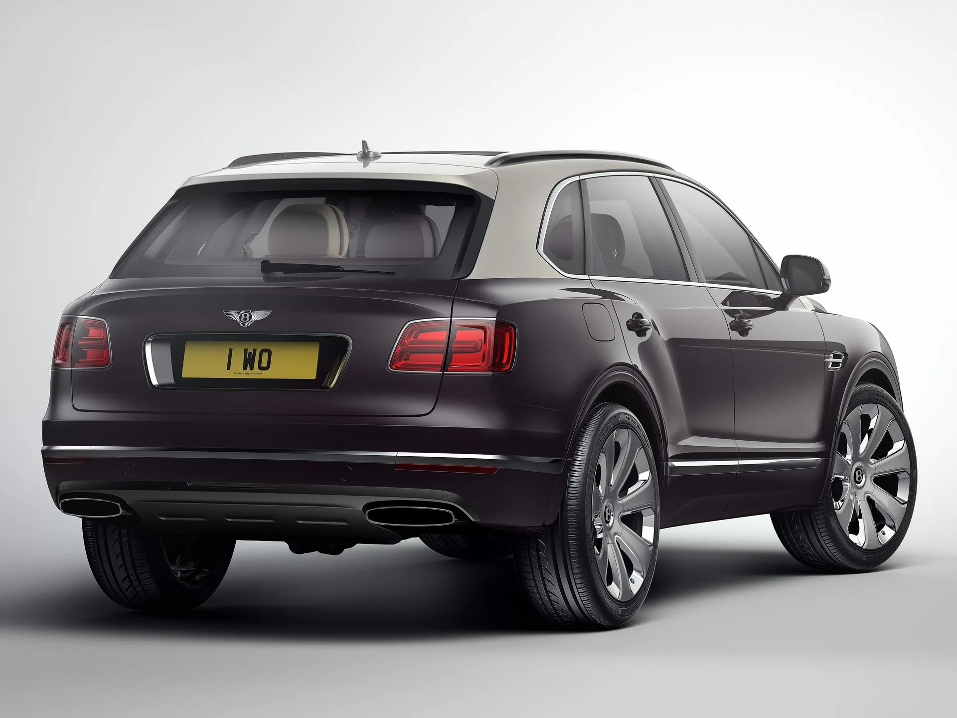 Bentley Bentayga Mulliner (2018) – zadní tříčtvrteční pohled