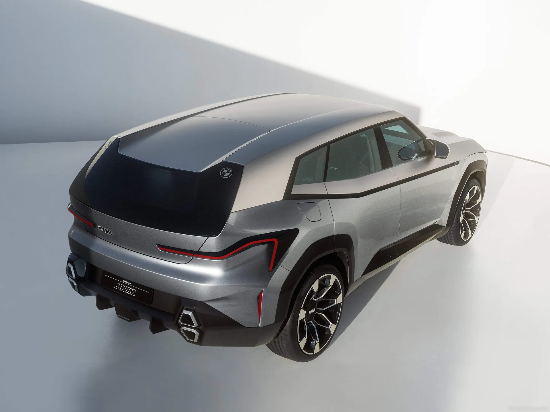 BMW XM Concept (2021) – zadní tříčtvrteční pohled