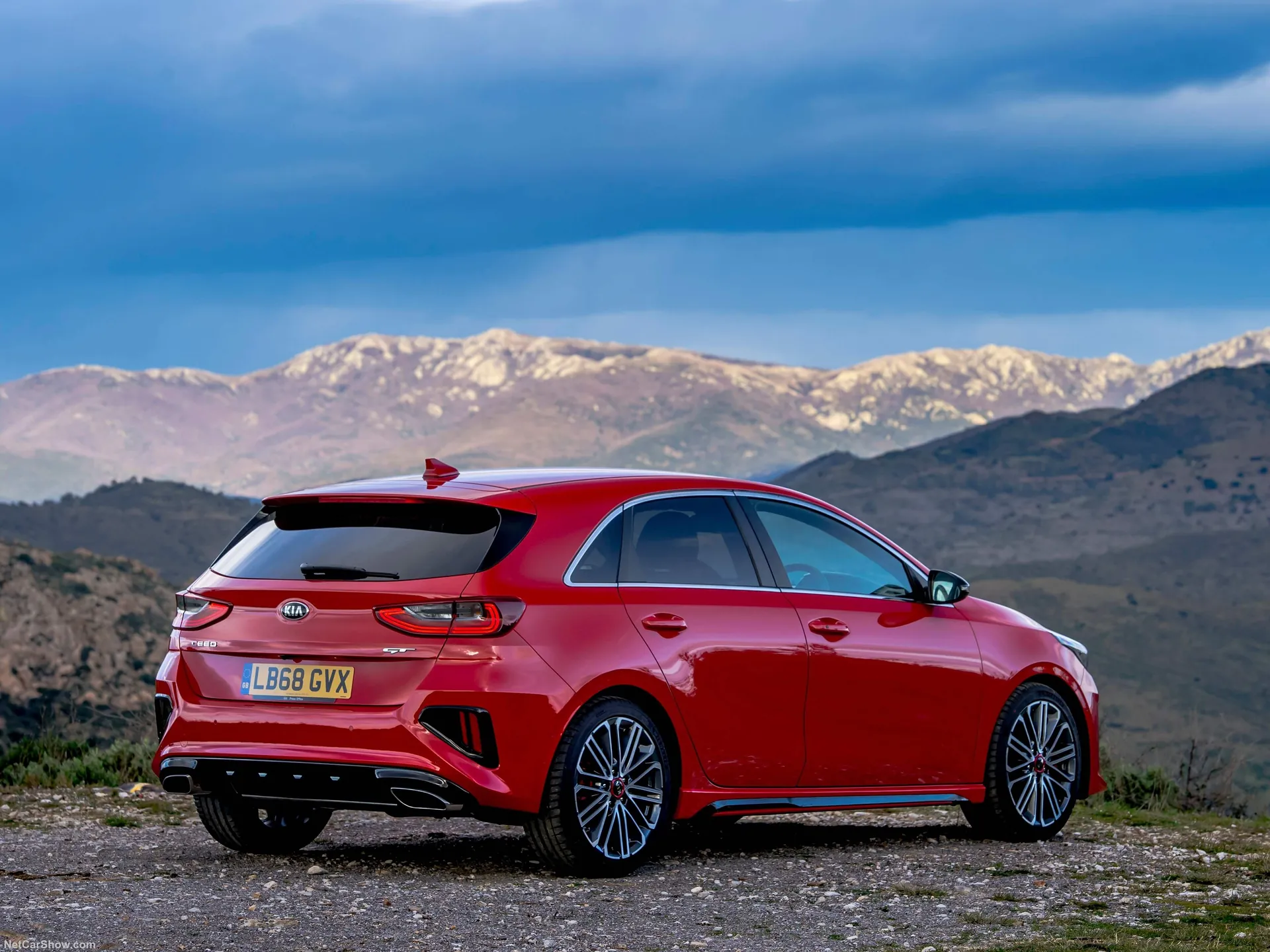 Kia Ceed GT (2019) – zadní tříčtvrteční pohled