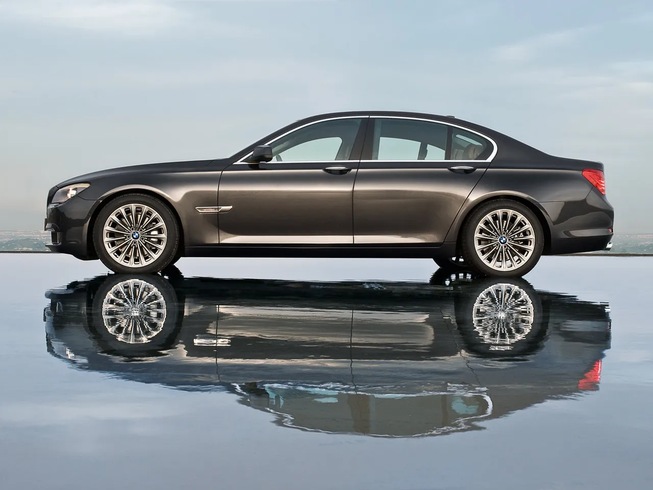 BMW 7-Series (2009) – boční profil