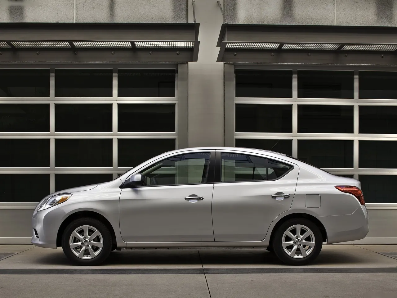 Nissan Versa Sedan (2012) – boční profil